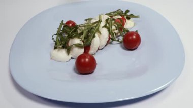 Mozzarella peyniri. Peynirli ve zeytinyağlı bir tabak..