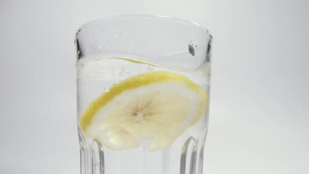 Lemon Limón Cae Vaso Agua Disparo Cámara Lenta — Vídeos de Stock