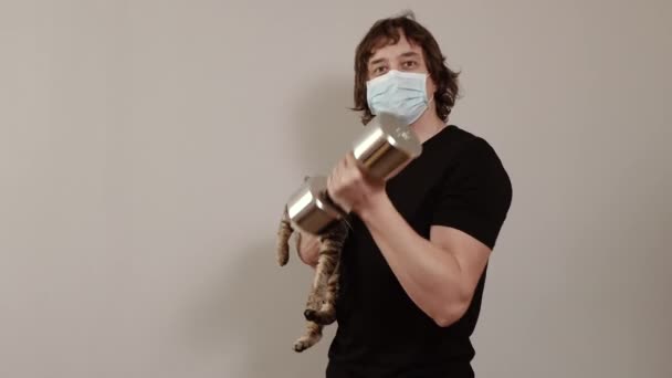 Evde Şarj Oluyor Koruyucu Maskeli Bir Adam Virüs Salgını Sırasında — Stok video