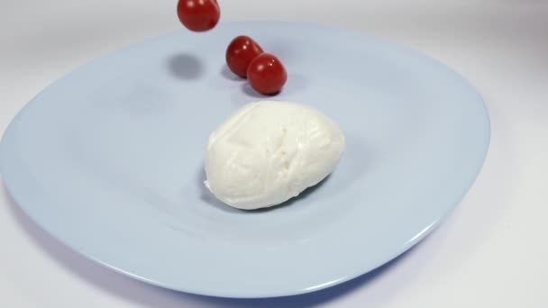 Ser Mozzarella Pomidory Spadają Talerz Serem Mozzarella Strzał Zwolnionym Tempie — Wideo stockowe