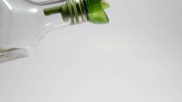 Оливковое Масло Поток Оливкового Масла Льется Стеклянной Бутылки Снимок Замедленной — стоковое видео