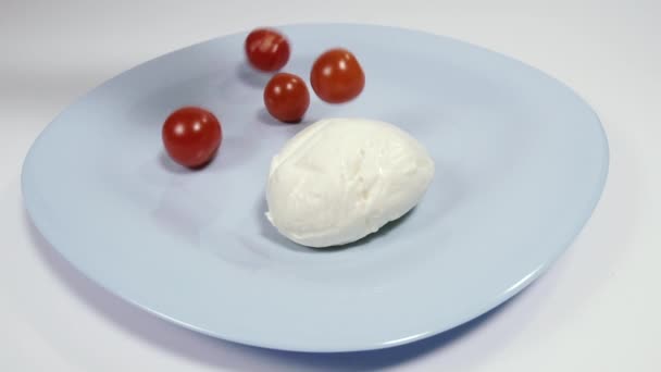 Сыр Моцарелла Помидоры Падают Тарелку Сыром Моцарелла Снимок Замедленной Съемке — стоковое видео
