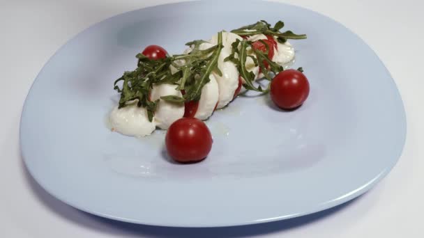 Mozzarella Kaas Schotel Met Mozzarella Kaas Balsamico Dressing — Stockvideo