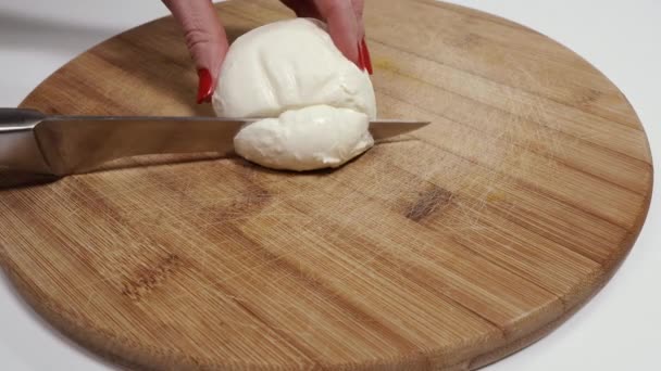 モッツァレラチーズ キッチンボード上の女性スライスしたモッツァレラチーズ — ストック動画