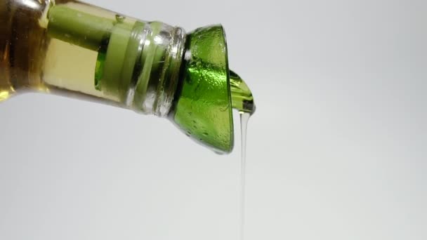 橄榄油 一大股橄榄油从玻璃瓶中倾泻而出 以慢动作射击 — 图库视频影像