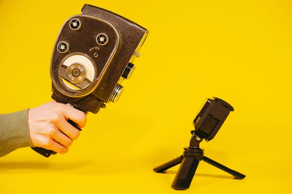 Βιντεοκάμερα Ρετρό Κάμερα Και Σύγχρονη Ψηφιακή Βιντεοκάμερα — Φωτογραφία Αρχείου