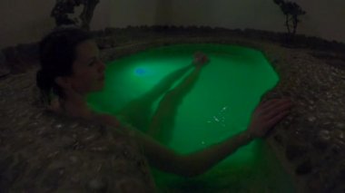 Jakuzi. Bir kadın jakuzide yatıyor..