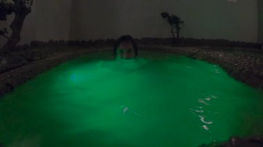 Jakuzi. Bir adam jakuzide yatıyor..