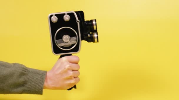 Retro Kamera Hand Hält Eine Retro Videokamera — Stockvideo