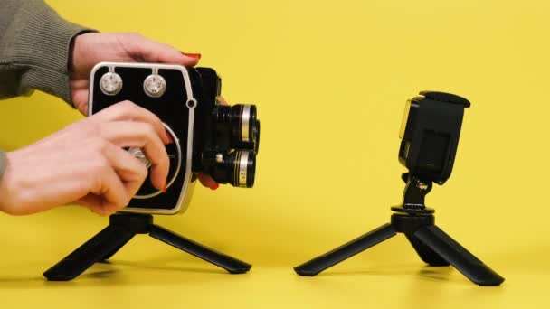 ビデオカメラ レトロカメラと現代のデジタルビデオカメラ — ストック動画