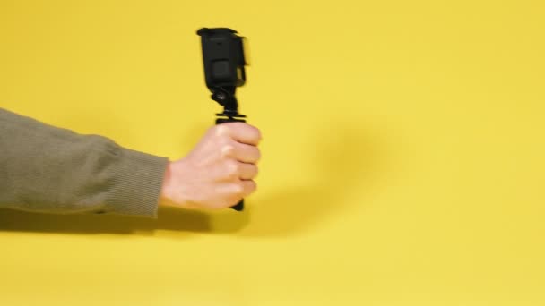 Actiecamera Een Hand Houdt Een Actie Videocamera Vast — Stockvideo