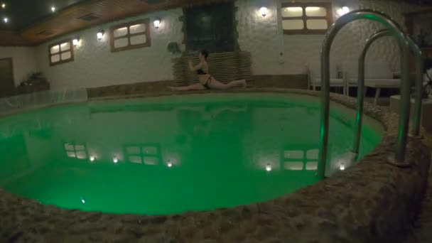 Szpagat Kobieta Salonie Spa Siedzieć Sznurku — Wideo stockowe