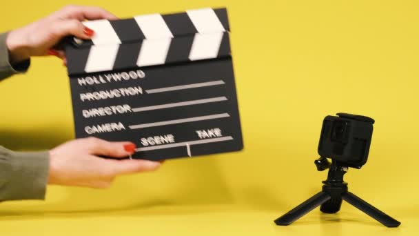 Filmová Tabule Ruka Drží Filmovou Clapperboard Vedle Retro Kamery — Stock video