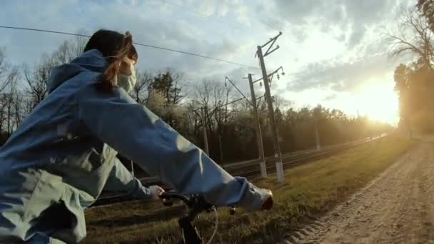 一个戴着防护口罩的女人骑自行车 — 图库视频影像