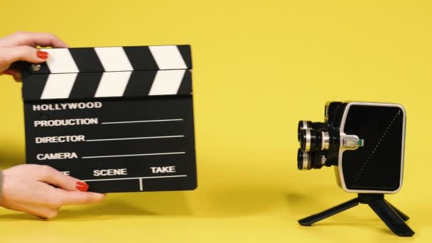 Filmová Tabule Ruka Drží Filmovou Clapperboard Vedle Retro Kamery — Stock video