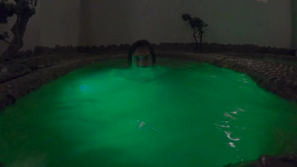 Jacuzzi Uomo Trova Nella Vasca Idromassaggio — Video Stock