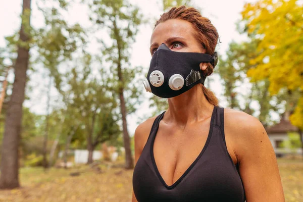 Hypoxische Maske Porträt Einer Sportlerin Mit Einer Hypoxischen Maske — Stockfoto