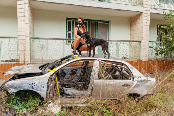 Efter Apokalypsen Flicka Står Bil Och Håller Hund Koppel — Stockfoto