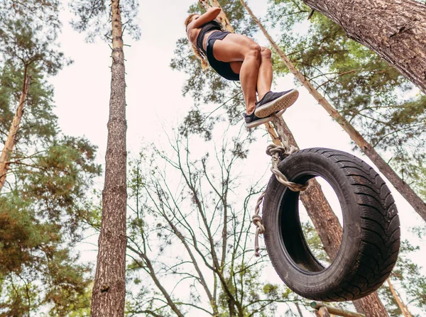 Urcând Frânghie Sportivul Mască Hipoxică Urcă Frânghie — Fotografie, imagine de stoc