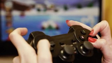 Oyun kumandası. Kız bilgisayar oyunlarında joystick oynuyor.