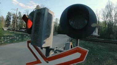 Yol tabelası. Demir seviyesi engelsiz geçiyor..