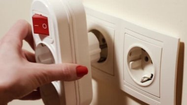 Değiştir. Düğmeler açılıp kapanıyor. El düğmeye basar..