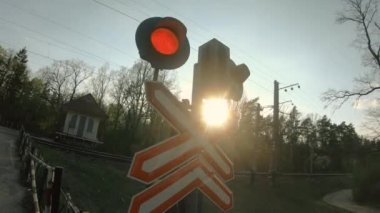 Yol tabelası. Demir seviyesi engelsiz geçiyor..