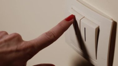 Değiştir. Kapalı devre lamba anahtarı. El düğmeye basar..