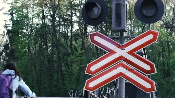 道路標識だ 障壁のない鉄レベルの交差点 — ストック動画