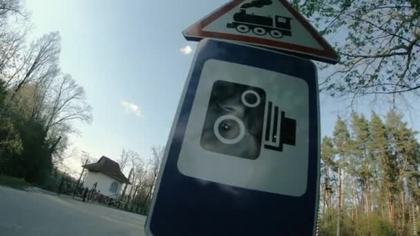 交通標識だ 情報表示の写真やビデオ録画の違反 — ストック動画