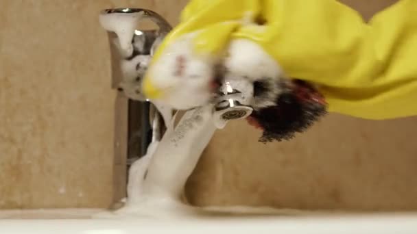 Putzen Eine Hand Schutzhandschuh Wäscht Einen Wasserhahn Badezimmer Mit Waschlappen — Stockvideo
