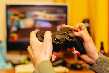 Oyun kumandası. Kız bilgisayar oyunlarında joystick oynuyor.