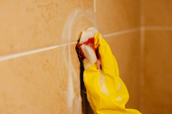 Putzen Eine Hand Schutzhandschuh Wäscht Eine Fliese Badezimmer — Stockfoto