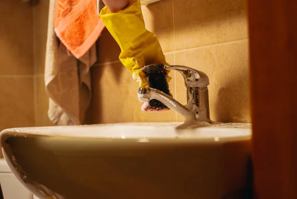 Putzen Eine Hand Schutzhandschuh Wäscht Einen Wasserhahn Badezimmer Mit Waschlappen — Stockfoto