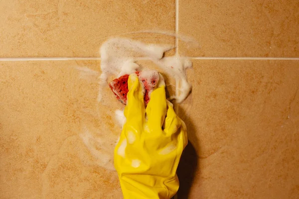 Limpieza Una Mano Guante Protector Lava Una Baldosa Baño — Foto de Stock