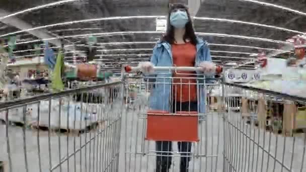 Shopping Keranjang Seorang Wanita Bertopeng Pelindung Berjalan Sekitar Supermarket Dibawa — Stok Video