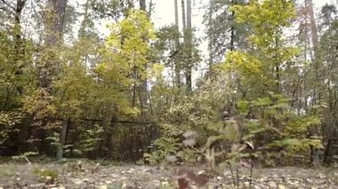 Hipoksik maske. Atletik kız hipoksik bir maske takıyor..