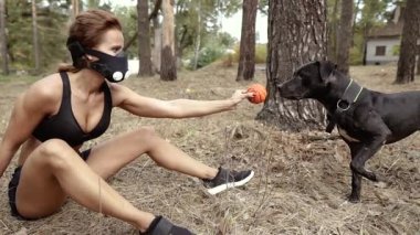 Hipoksik maske. Atletik kız hipoksik bir maske takıyor..