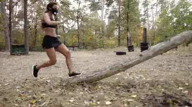 Hipoksik maske. Atletik kız hipoksik bir maske takıyor..