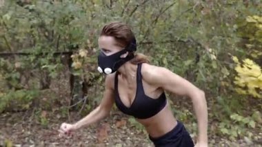 Hipoksik maske. Atletik kız hipoksik bir maske takıyor..