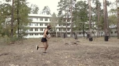 Hipoksik maske. Atletik kız hipoksik bir maske takıyor..