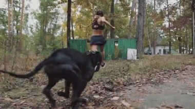 Koşun! Hipoksik maskeli bir kadın bir köpekle yarışır..