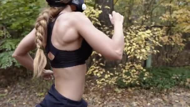 Hypoxic Mask Athletic Girl Runs Hypoxic Mask — Stock Video
