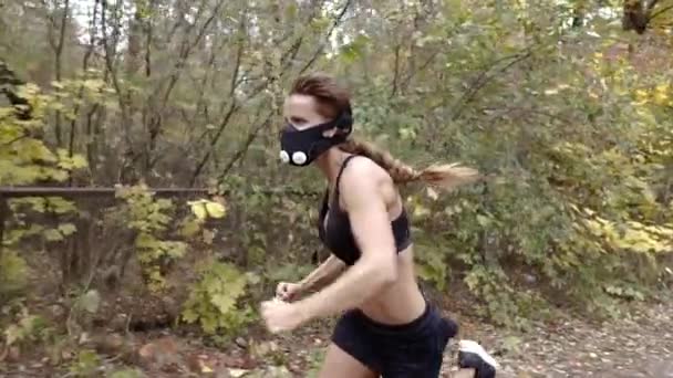Máscara Hipóxica Atlética Chica Corre Una Máscara Hipóxica — Vídeo de stock