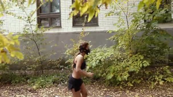 Υποξική Μάσκα Αθλητική Κοπέλα Τρέχει Μια Υποξική Μάσκα — Αρχείο Βίντεο