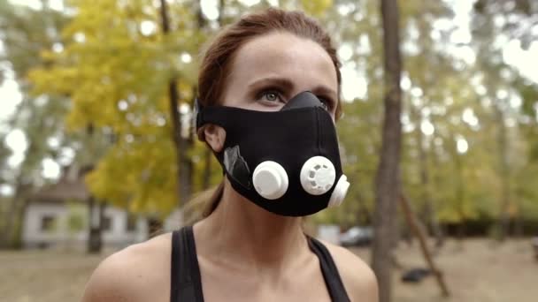 Hypoxische Maske Porträt Eines Athletischen Mädchens Mit Einer Hypoxischen Maske — Stockvideo