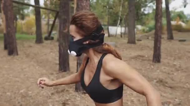 Corre Uma Mulher Com Uma Máscara Hipóxica Compete Correr Com — Vídeo de Stock