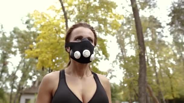 Hypoxische Maske Porträt Eines Athletischen Mädchens Mit Einer Hypoxischen Maske — Stockvideo