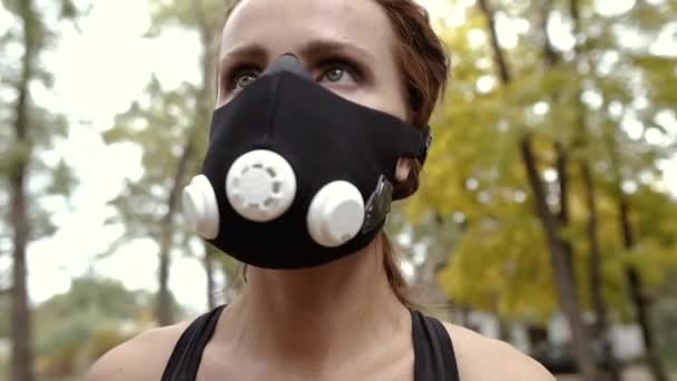 Hypoxische Maske Porträt Eines Athletischen Mädchens Mit Einer Hypoxischen Maske — Stockvideo