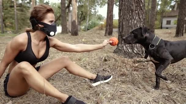 Hipoksik Maske Atletik Kız Hipoksik Bir Maske Takıyor — Stok video